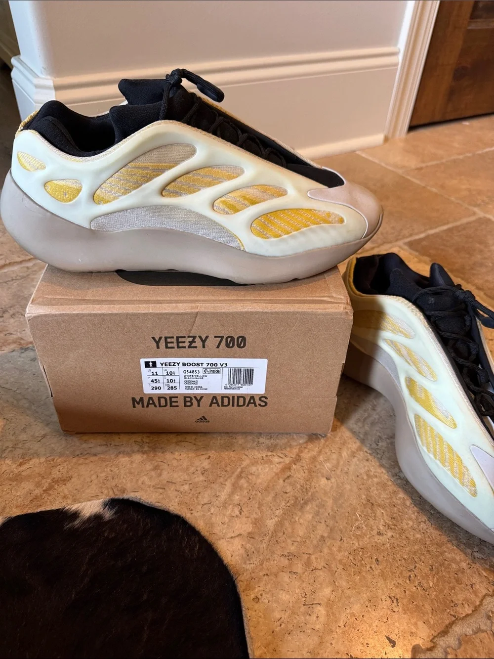 adidas Yeezy 700 V3 mens Sneakers - Cream & Yellow